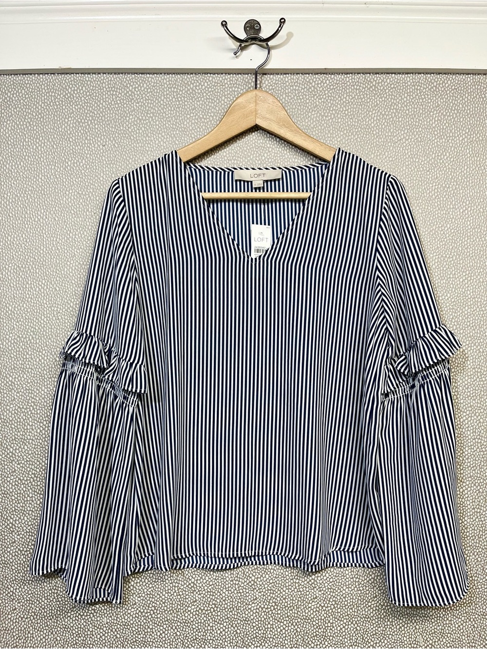 🆕 XS LOFT Women's Black & White Striped V-Neck Ruffle Sleeve Top NWT #37